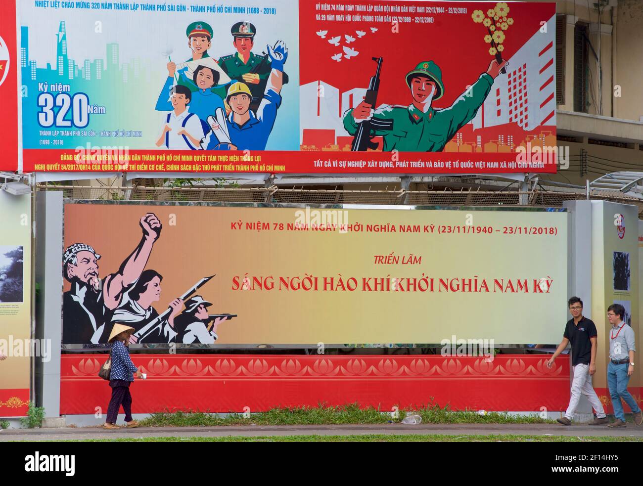 Panneaux d'affichage socialistes érigés dans le réseau Ho Chi Minh ville, Vietnam. Piétons Banque D'Images