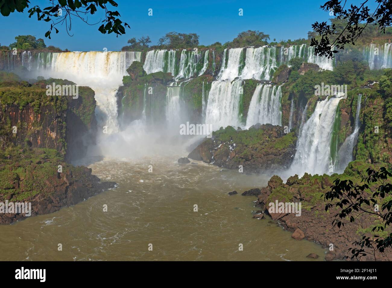Panorama spectaculaire de Mbigua et des chutes de San Martin sous les tropiques Dans le parc national d'Iguazu en Argentine Banque D'Images