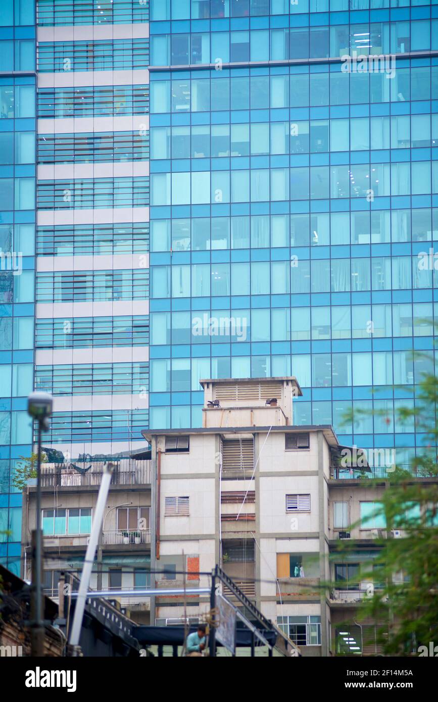 22 Gia long St, maintenant 22 Lý Tự Trọng St, Saigon. En 1975, le photojournaliste Hubert van es a pris une photo emblématique des employés du gouvernement des États-Unis évacuant la ville par hélicoptère pendant la chute de Saigon, la dernière grande bataille de la guerre du Vietnam. Le petit bâtiment blanc sur le toit au premier plan était le site d'atterrissage de l'hélicoptère. Vincom Center derrière Banque D'Images