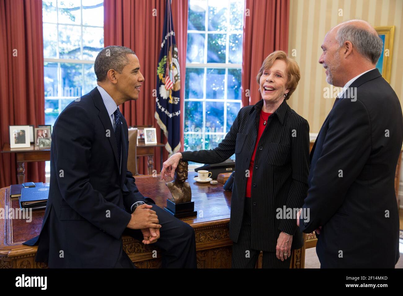 Le président Barack Obama s'entretient avec Carol Burnett, lauréate en 2013 du prix Mark Twain pour l'humour américain et son mari Brian Miller dans le Bureau ovale le 21 2013 octobre. Banque D'Images