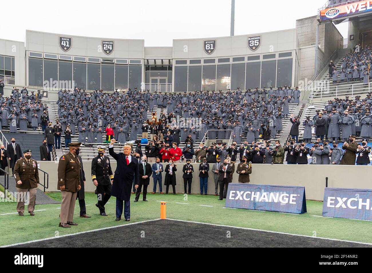 Le président Donald Trump fait des gestes avec une pompe de poing à la foule des cadets lorsqu'il arrive le samedi 12 2020 décembre pour assister au 121e match de football de l'Armée de terre et de la Marine au stade Michie, à l'Académie militaire des États-Unis, à West point N.Y. Banque D'Images Le président Donald Trump fait des gestes avec une pompe de poing à la foule des cadets lorsqu'il arrive le samedi 12 2020 décembre pour assister au 121e match de football de l'Armée de terre et de la Marine au stade Michie, à l'Académie militaire des États-Unis, à West point N.Y. Banque D'Images