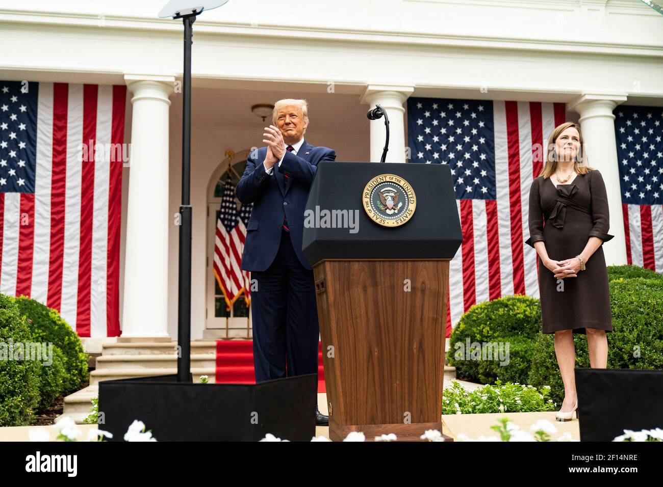 Le Président Donald Trump annonce la nomination de la juge Amy Coney Barrett au poste de juge associé de la Cour suprême des États-Unis dans le jardin des roses de la Maison-Blanche le samedi 26 2020 septembre, à qui son mari, Jesse Barrett, et leurs enfants, se sont joints. Banque D'Images