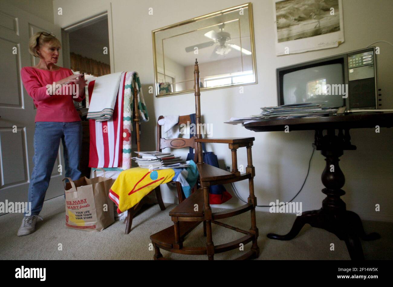 Linda Kyle se trouve dans son bureau à domicile de Fresno, en Californie, qui s'est transformé en un espace de stockage pour divers articles qu'elle a recueillis au fil des ans. (Photo par Darrell Wong/Fresno Bee/MCT/Sipa USA) Banque D'Images