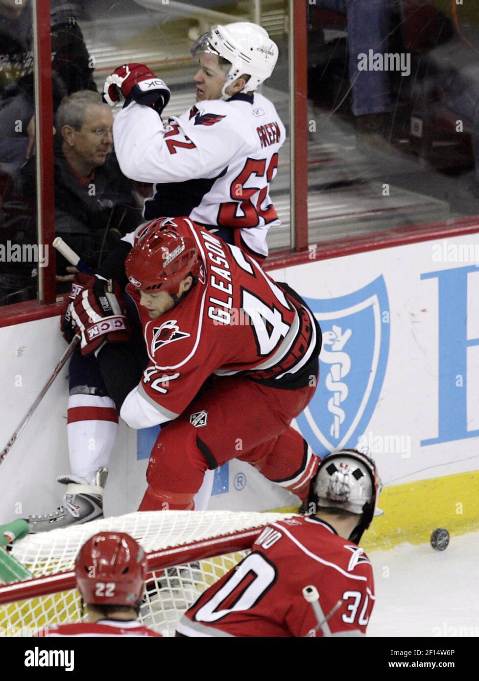 Tim Gleason (42), des Carolina Hurricanes, a nommé Mike Green, capitals de Washington, aux conseils d'administration lors de la première période d'action. Les Hurricanes battent les capitales, 5-0, au RBC Centre de Raleigh, en Caroline du Nord, le lundi 5 novembre 2007. (Photo de Chris Seward/Raleigh News & observer/MCT/Sipa USA) Banque D'Images