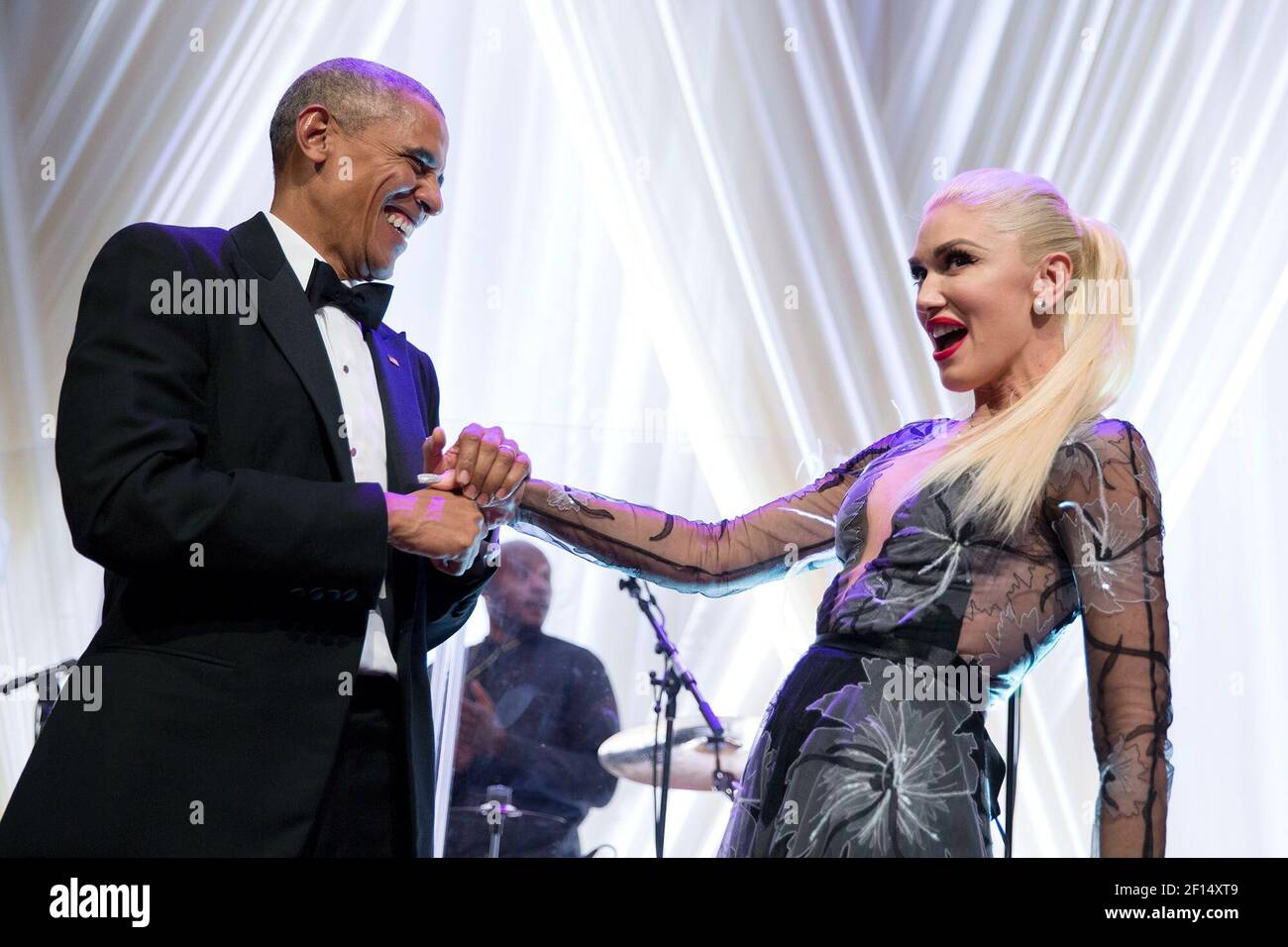 Le président Obama est en même temps en rigolant avec Gwen Stefani sur la scène ca. 18 octobre 2016 Banque D'Images