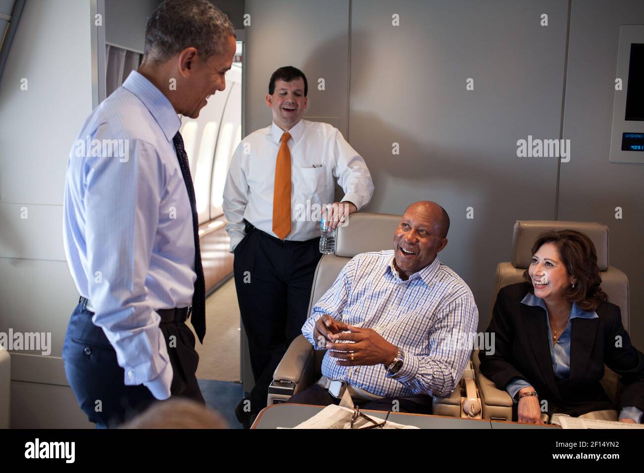 Le président Barack Obama s'entretient avec, de gauche à droite : Dan Restrepo, Ron Kirk; et la secrétaire au travail Hilda Solis à bord de l'Armée de l'Air le 13 avril 2012 Banque D'Images