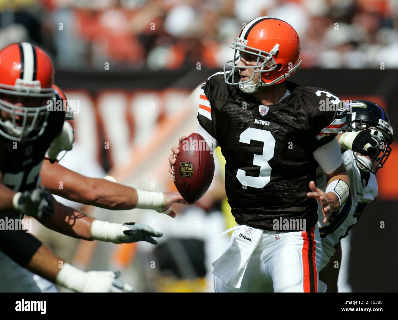 Le quarterback des Cleveland Browns Derek Anderson (3) cherche un receveur contre les Baltimore Ravens lors de l'action du premier trimestre. Les Browns battit les Ravens, 27-13, au stade Cleveland Browns à Cleveland, Ohio, le dimanche 30 septembre 2007. (Photo par Lew Stamp/Akron Beacon Journal) Banque D'Images