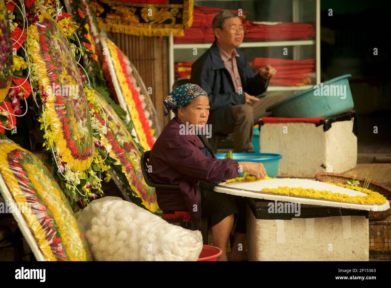 Rendre des hommages floraux pour les funérailles vietnamiennes. Fleurs funéraires. Ninh Binh, Vietnam Banque D'Images