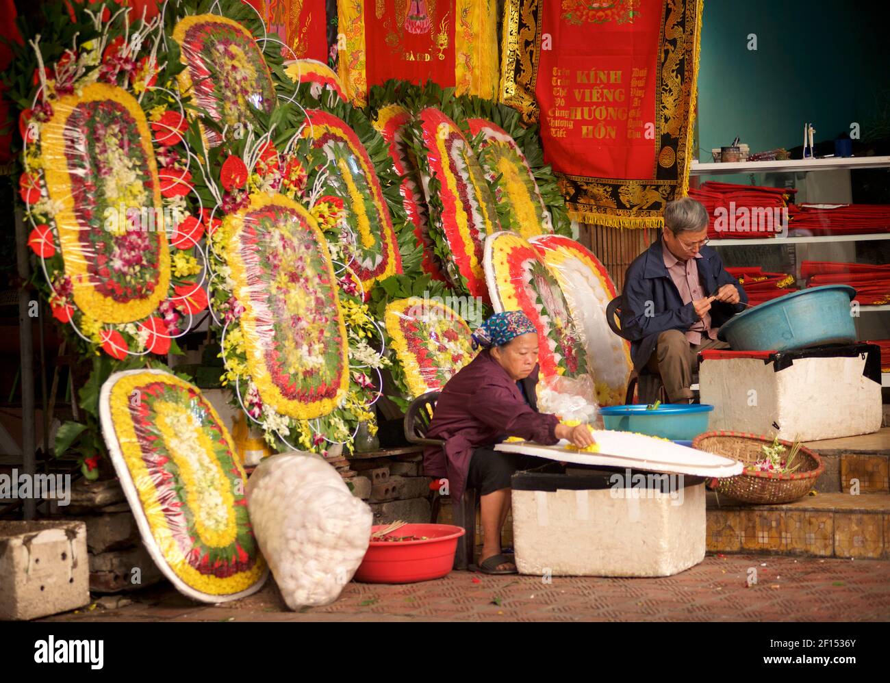 Rendre des hommages floraux pour les funérailles vietnamiennes. Fleurs funéraires. Ninh Binh, Vietnam Banque D'Images