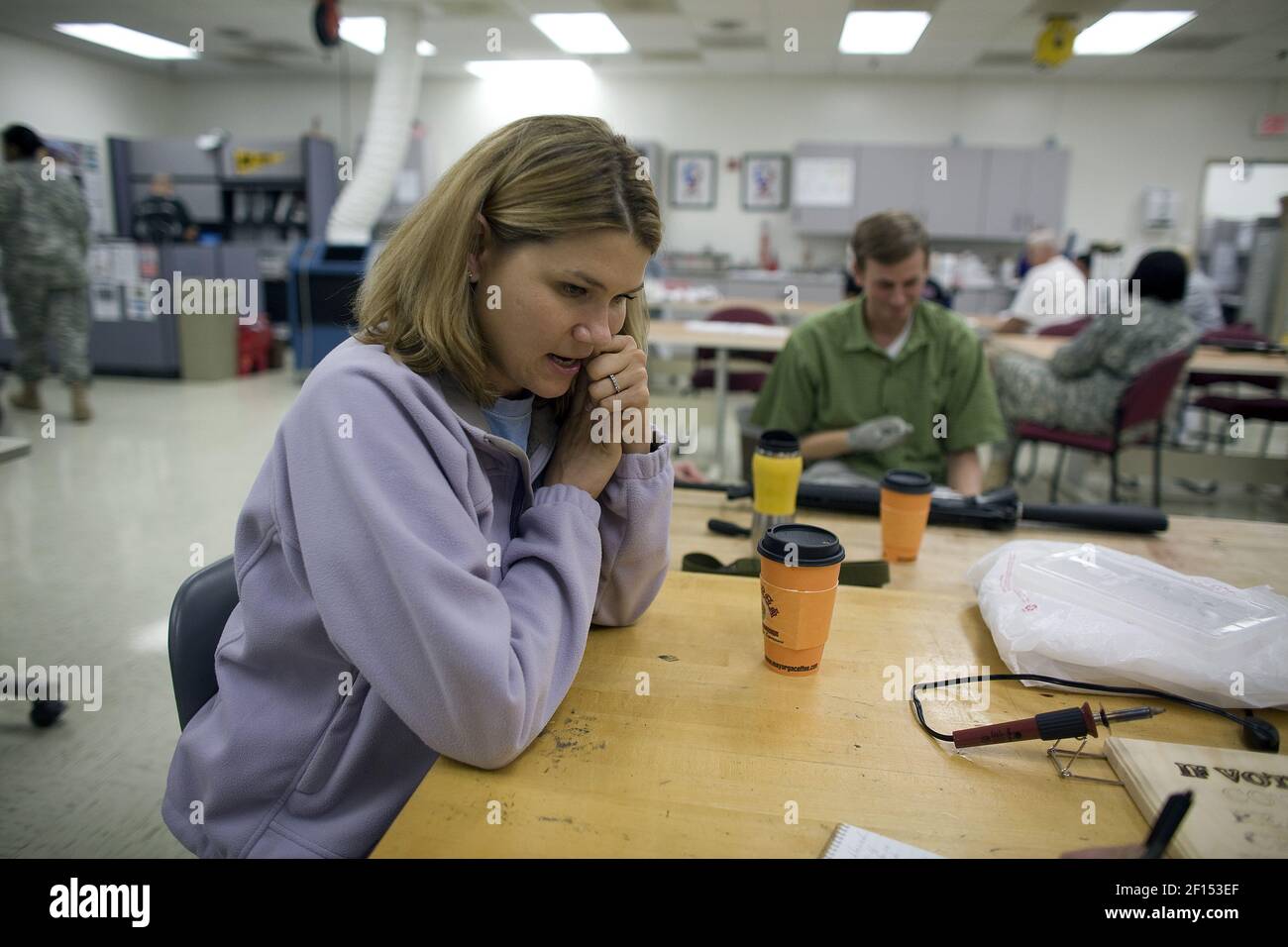 L'ergothérapeute Oren Ganz travaille avec Sgt. Ted Wade de la 82e aéroportée tandis que la conjointe Sarah Wade est assise aux côtés du Walter Reed Army Medical Center à Washington, D.C., le 19 septembre 2007. (Photo par Chuck Kennedy/MCT/Sipa USA) Banque D'Images