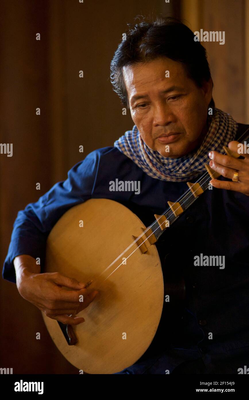 Musiciens vietnamiens jouant un luth de lune, CAN Tho, delta du Mékong, sud du Vietnam. Le đàn nguyệt, également appelé nguyệt cầm, đàn kìm est un instrument de musique traditionnel vietnamien à deux cordes. Banque D'Images