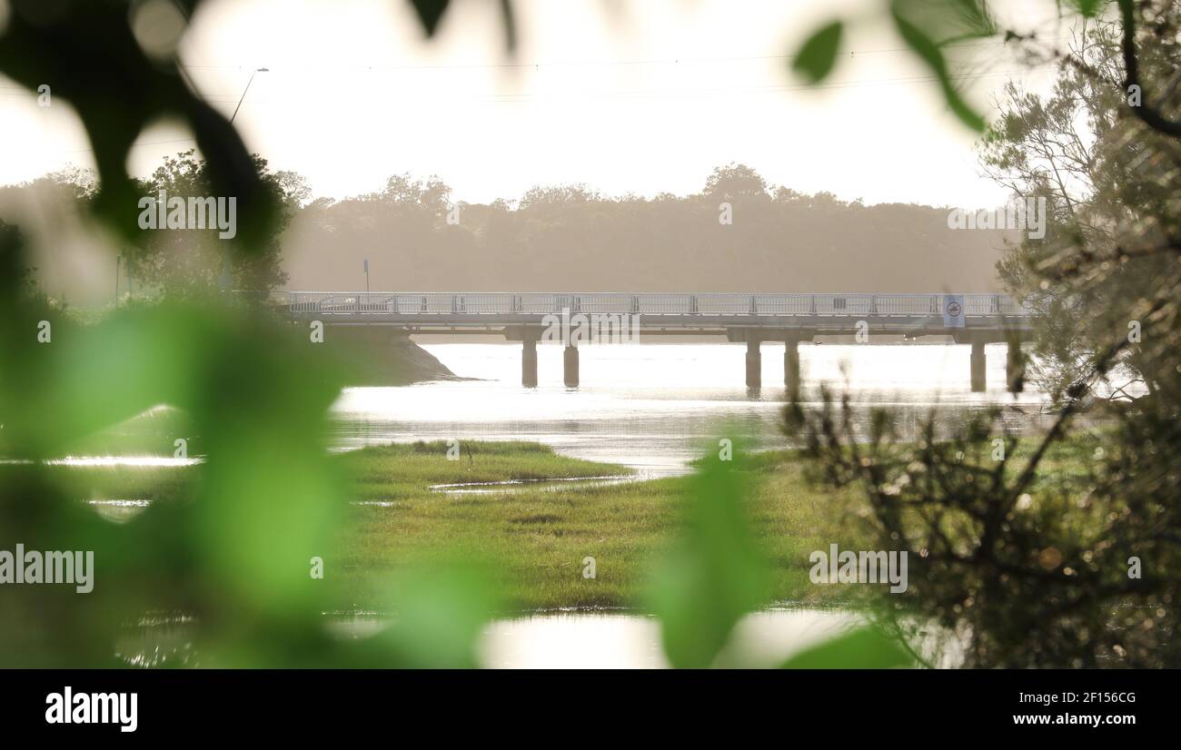Belle vue sur le pont principal sur l'océan dr au lac Cathie, Mid North Coast NSW. Vue sur le lac à travers les arbres jusqu'à la côte. Le lac Cathie est un fami populaire Banque D'Images