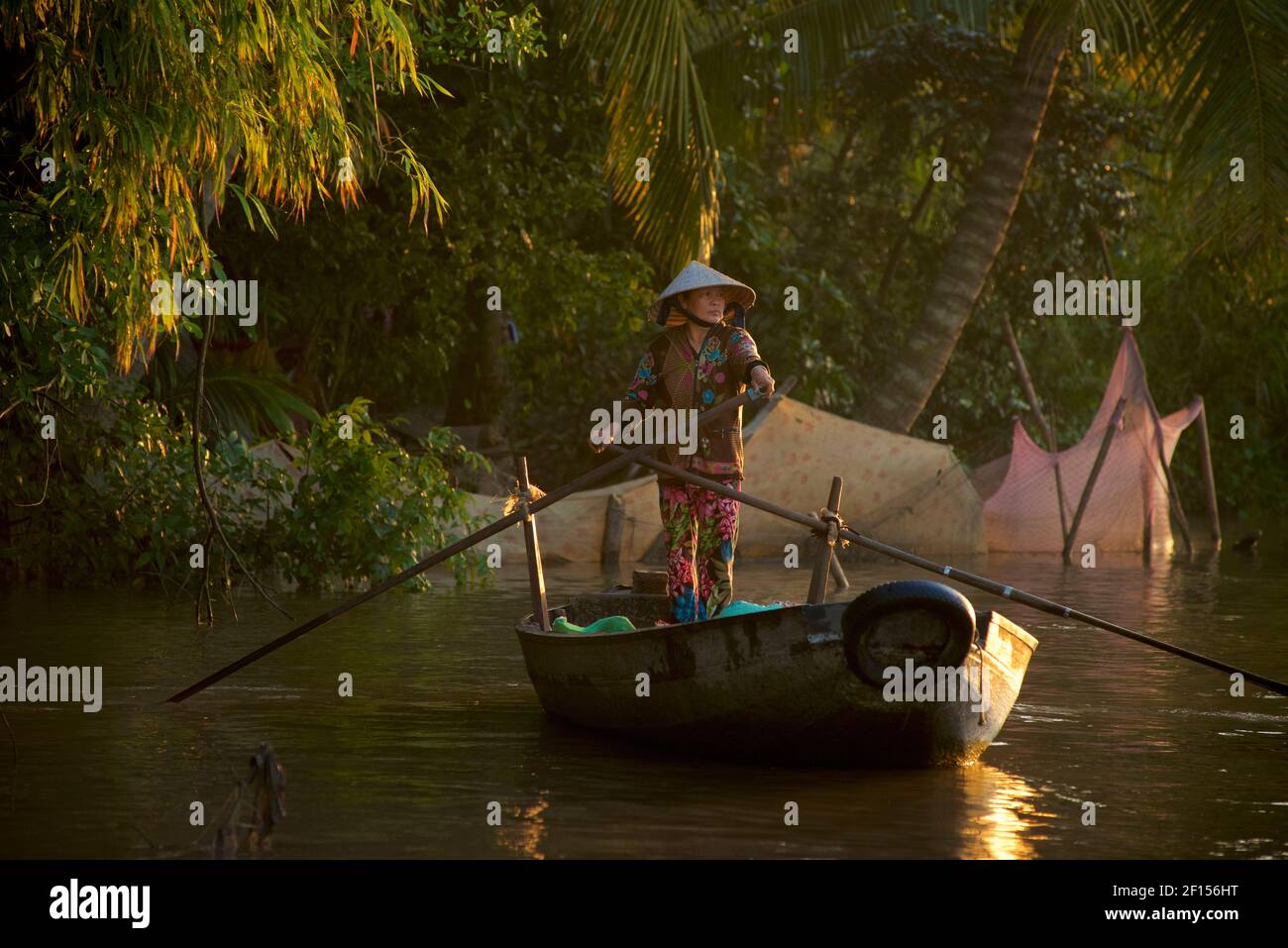 Femme vietnamienne sur son bateau à Phong Điền marché flottant tôt le matin. Près de CAN Tho, Delta du Mékong, Vietnam Banque D'Images