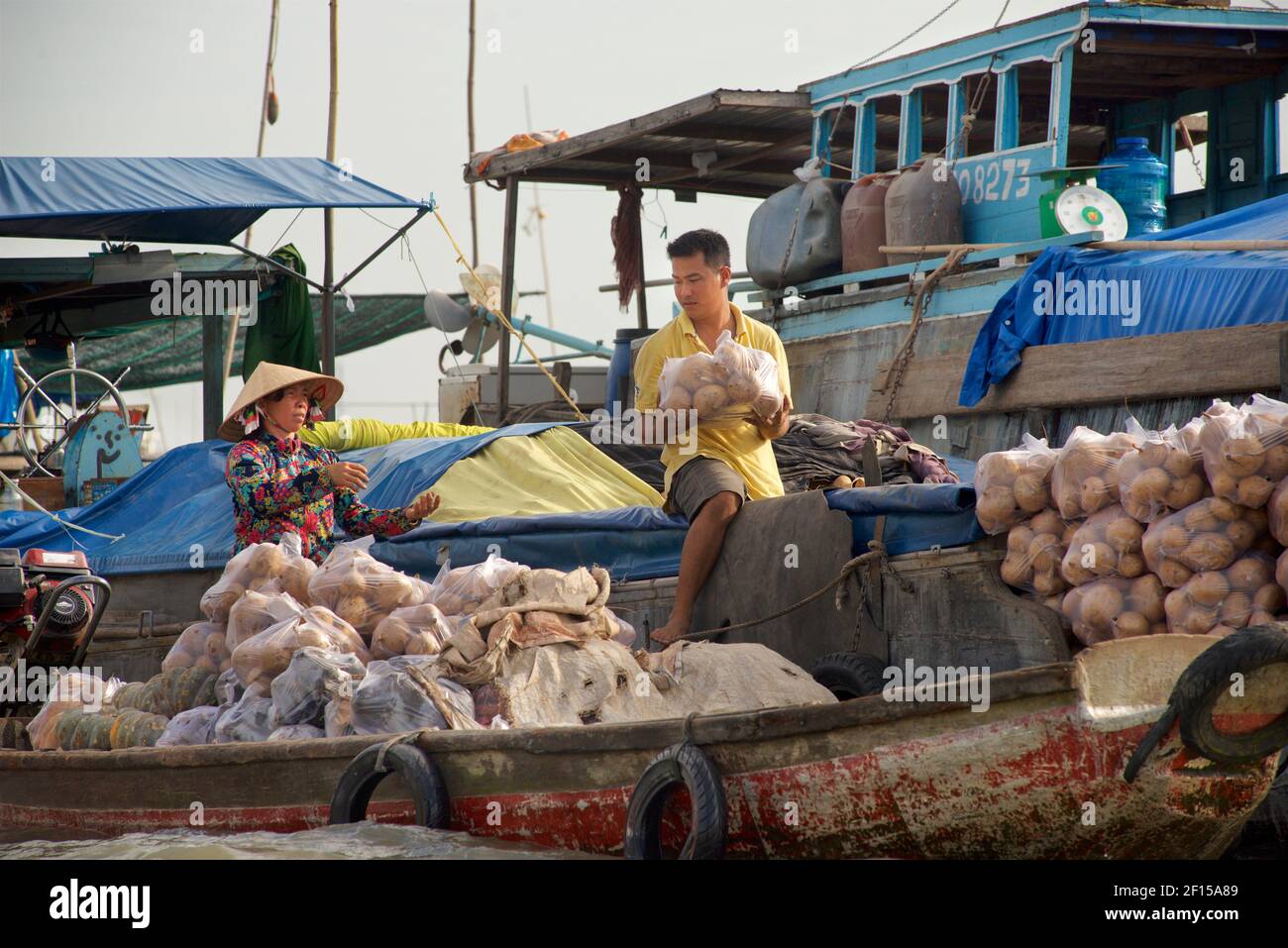 Bateaux à aubes échangeant des produits au marché flottant de Cai rang, Delta du Mékong, Vietnam Banque D'Images