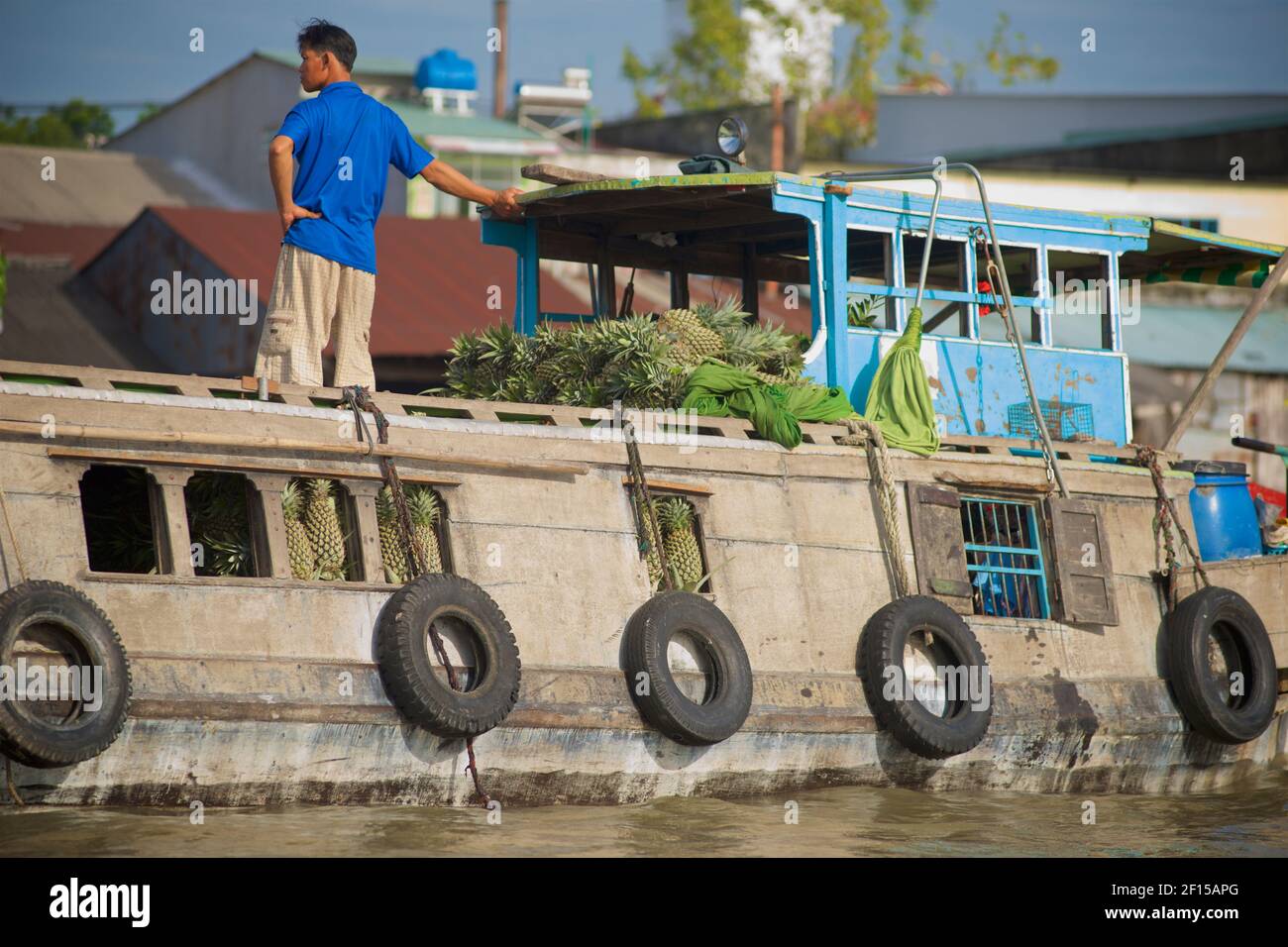 Bateaux à aubes échangeant des produits au marché flottant de Cai rang, Delta du Mékong, Vietnam Banque D'Images