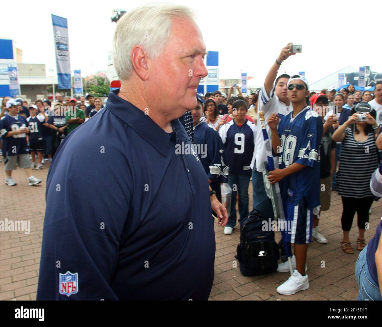 Le nouvel entraîneur-chef des Cowboys de Dallas, Wade Phillips, passe devant les fans des Cowboys après le lancement du camp d'entraînement d'été des Cowboys avec une conférence de presse devant le Alamo Dome, le mardi 24 juillet 2007 à San Antonio, Texas. (Photo de Ron Jenkins/fort Worth Star-Telegram/MCT/Sipa USA) Banque D'Images