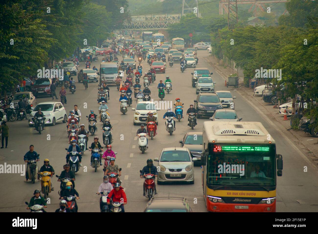 Trafic urbain, Hanoï, Vietnam. Rue animée avec motos, voitures et bus. Banque D'Images