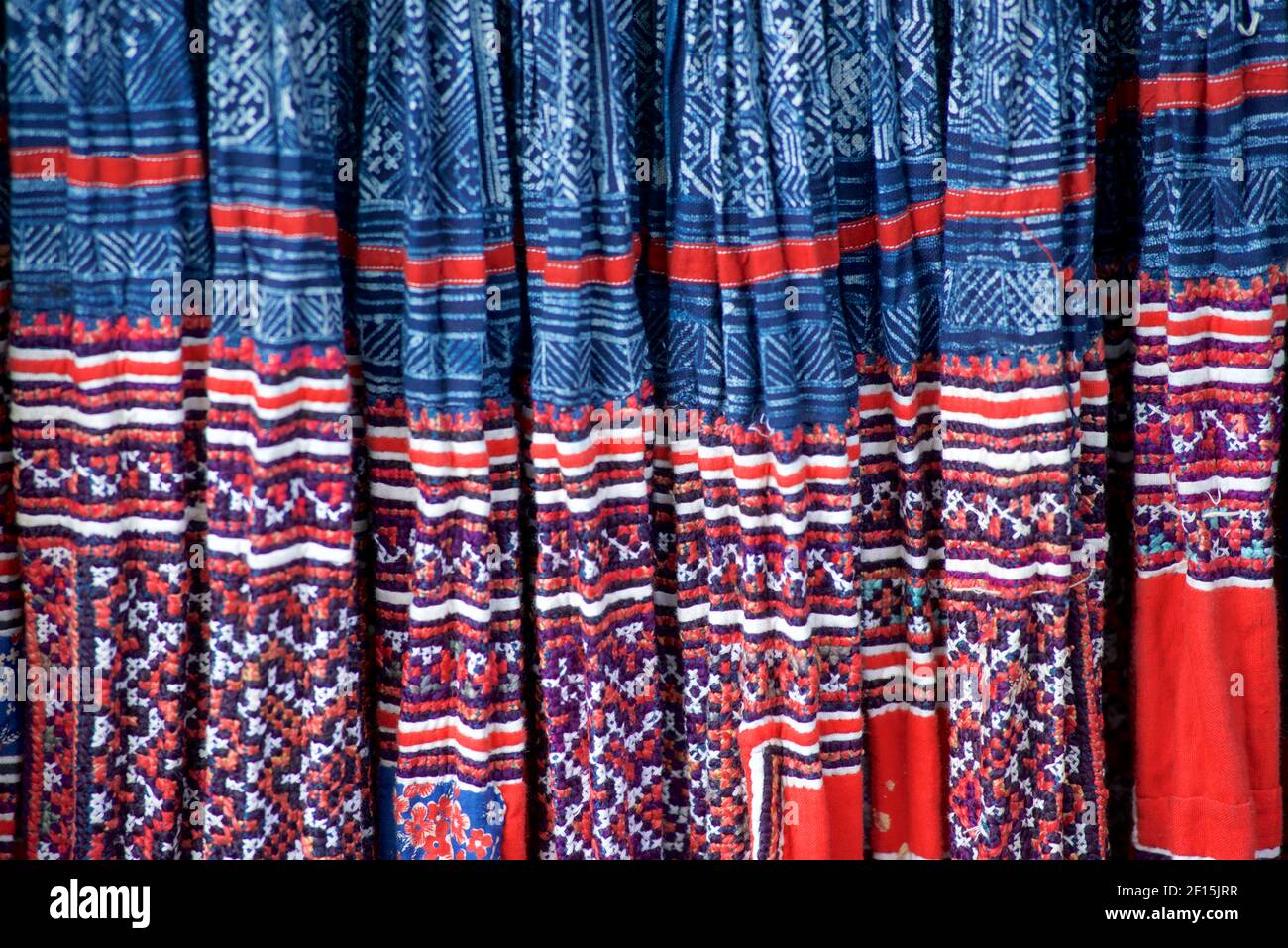 Jupe Hmong tissu : teinte indigo, applique et broderie. Sapa, Vietnam. Même partagé par les groupes Hmong en Thaïlande Banque D'Images