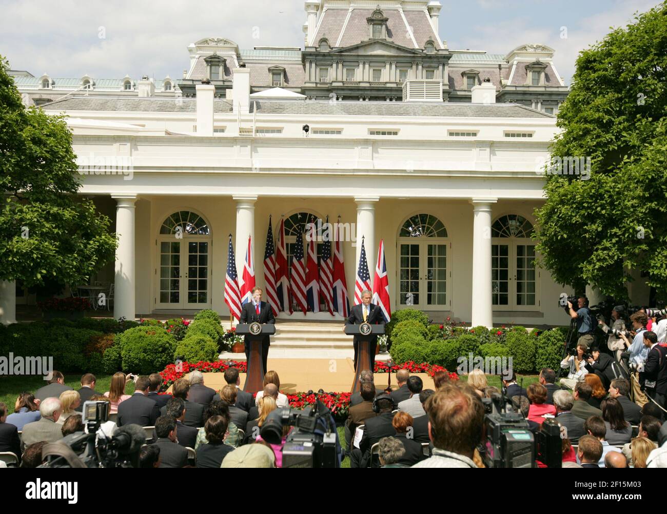 Le premier ministre britannique sortant Tony Blair et le président américain George W. Bush parlent dans le jardin des roses de la Maison Blanche le jeudi 17 mai 2007, à Washington. (Photo de George Bridges/MCT/Sipa USA) Banque D'Images