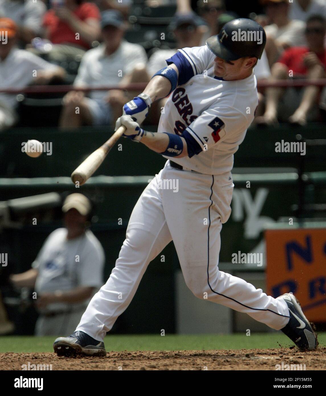 Le Hank Blalock des Texas Rangers se connecte sur une course à domicile dans le quatrième repas contre les Anges de Los Angeles. Les Anges ont battu les Rangers, 7-2, au stade de baseball des Rangers à Arlington, Texas, le lundi 14 mai 2007. (Photo de Stewart F. House/fort Worth Star-Telegram/MCT/Sipa USA) Banque D'Images