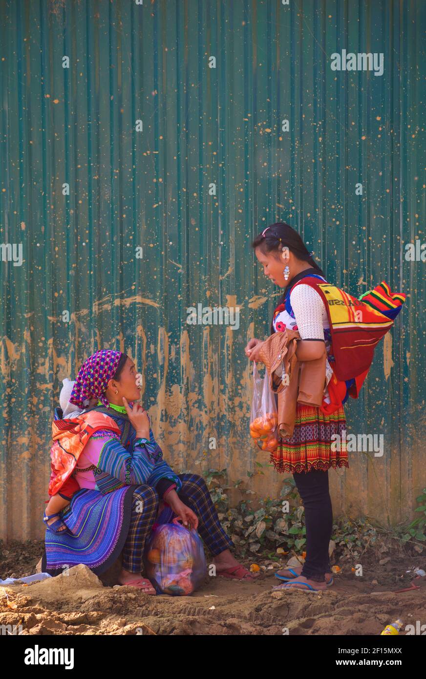 Fleurs Hmong femmes et enfants au marché, CAN Cau, près de bac Ha, province Lao Cai, Vietnam Banque D'Images