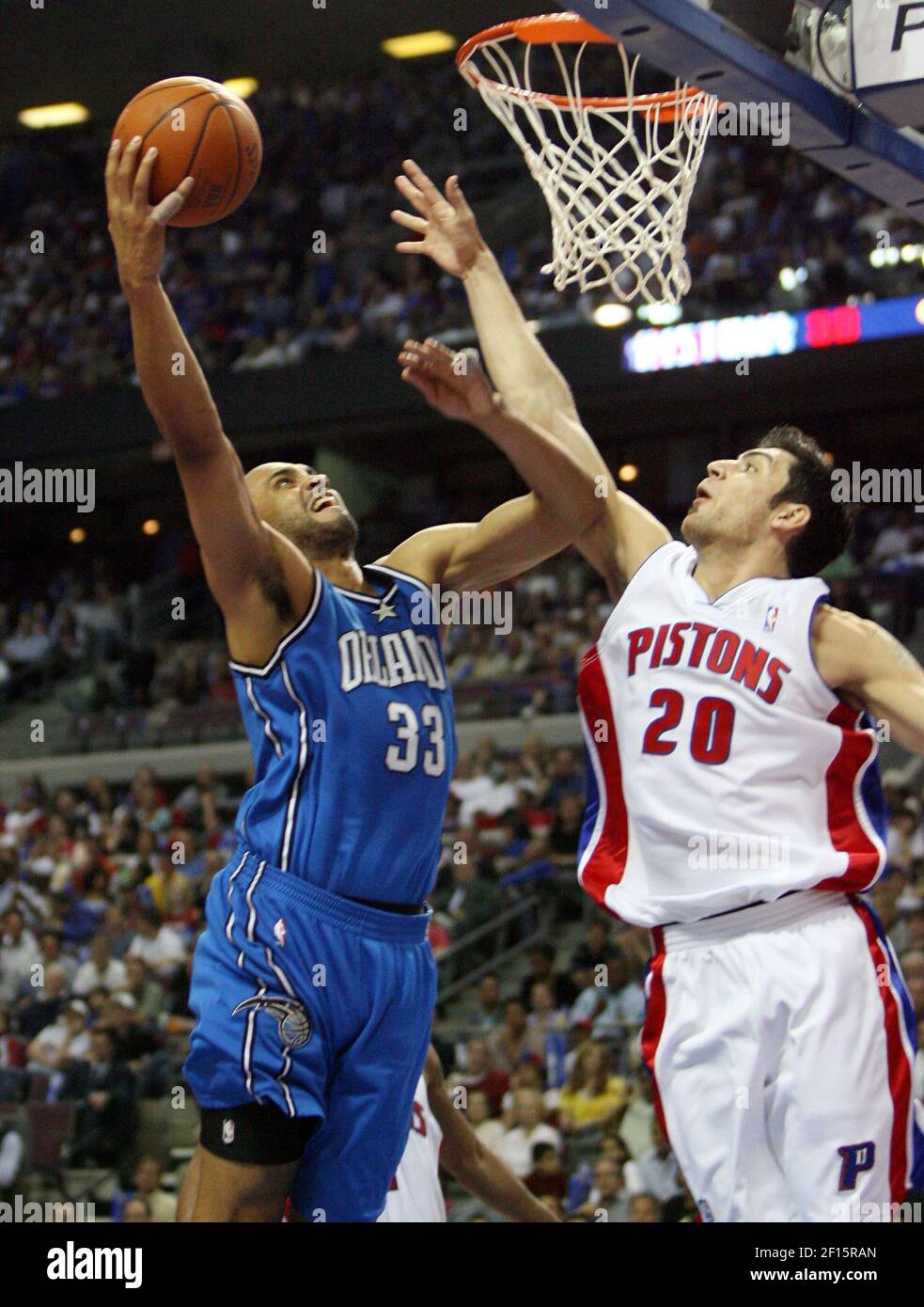 Grant Hill (33) de l'Orlando Magic tire sur Carlos Delfino (20) des Detroit pistons lors de la première moitié de la partie 2 de la première série des éliminatoires de la NBA au Palace à Auburn Hills, Michigan, le lundi 23 avril 2007. (Photo de Gary W. Green/Orlando Sentinel/MCT/Sipa USA) Banque D'Images