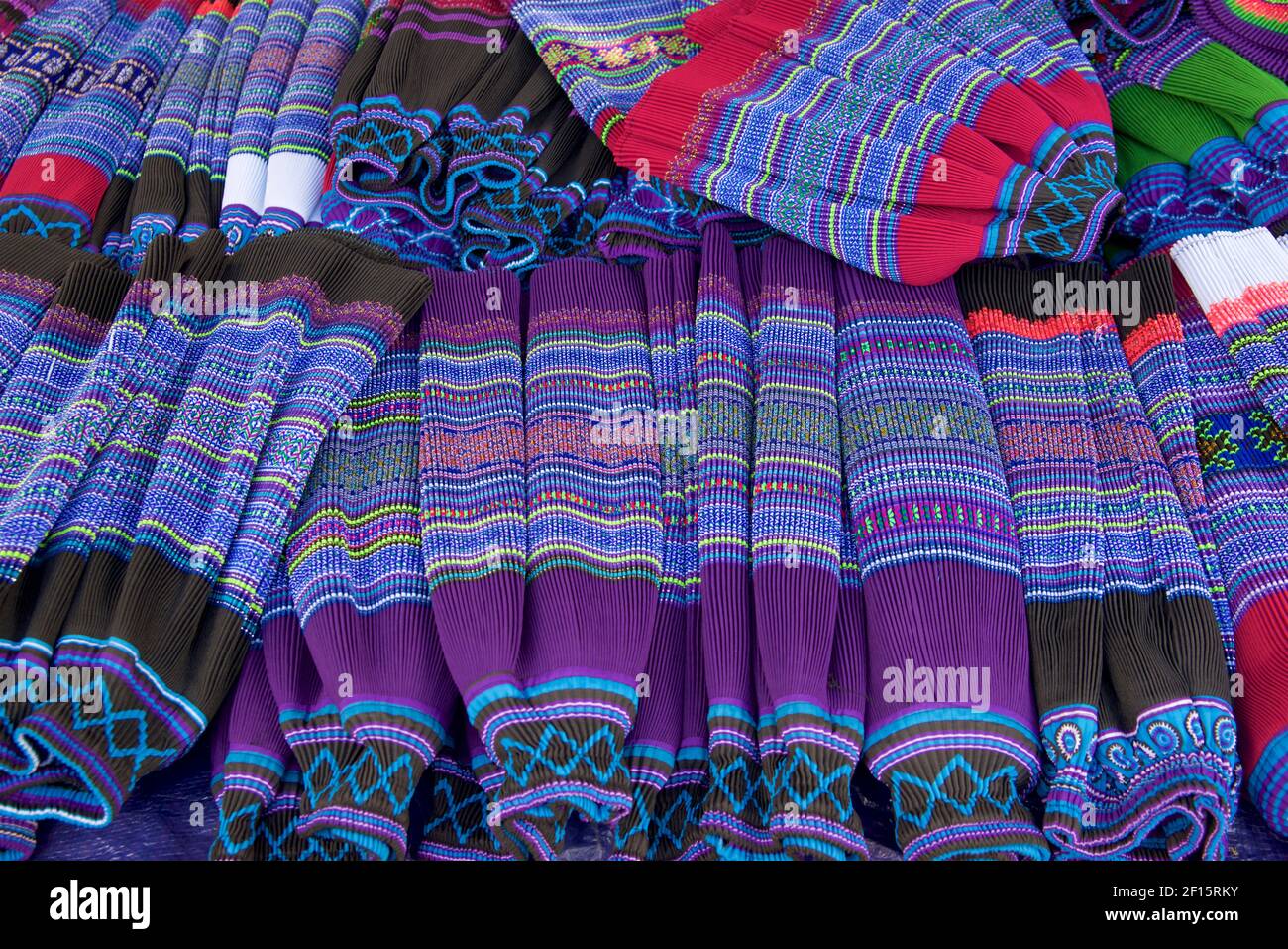 Hmong tissu jupe matériau - plissé et fait en jupes. Marché CAN Cau, province Lao Cai. Vietnam. Style similaire porté par les femmes Hmong en Thaïlande Banque D'Images