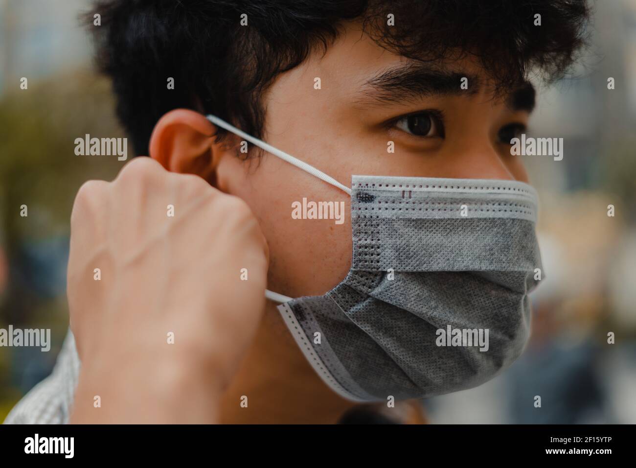 gros plan sur le visage d'un jeune homme asiatique portant un masque médical. Mise au point sélective. Banque D'Images