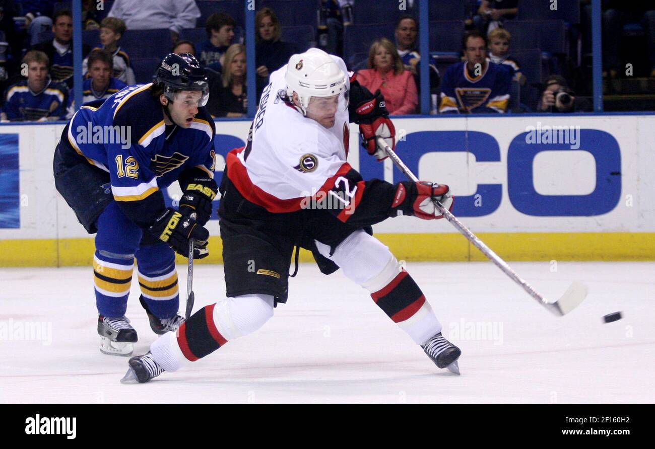 Centre des sénateurs d'Ottawa Mike Fisher (à droite) tire pour marquer un but à main courte, sans aide, après avoir glissé devant l'aile droite de St. Louis Blues Lee Stempniak dans une deuxième période d'action au Scottrade Centre de St. Louis, Missouri, le mardi 20 mars 2007. (Photo de Chris Lee/St. Louis Post-Dispatch/MCT/Sipa USA) Banque D'Images