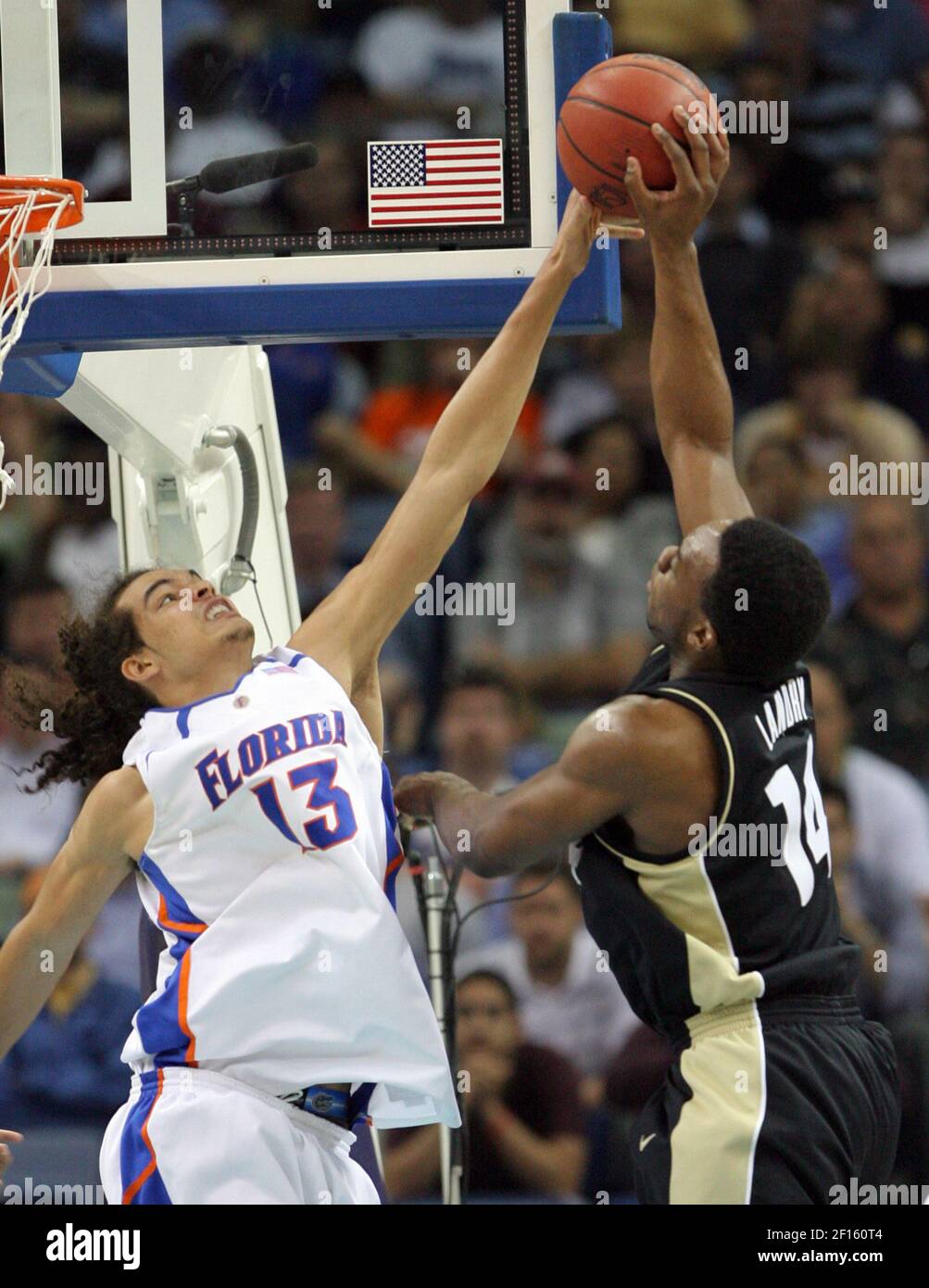 Joakim Noah (13) de l'Université de Floride bloque une balle de Carl Landry, le deuxième tour de Purdue, dans le tournoi NCAA. La Floride défait Purdue, 74-67, au New Orleans Arena à la Nouvelle-Orléans, Louisiane, le dimanche 18 mars 2007. (Photo de Gary W Green/Orlando Sentinel/MCT/Sipa USA) Banque D'Images