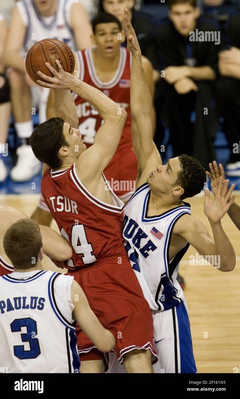 David McClure de Duke (14) bloque une tentative de tir de l'Enlin Atsur (14) de l'État de Caroline du Nord pendant la première moitié du tournoi de basketball masculin de l'ACC, le jeudi 7 mars 2007, à Tampa, Floride. (Photo de Robert Willett/Raleigh News & observer/MCT/Sipa USA) Banque D'Images