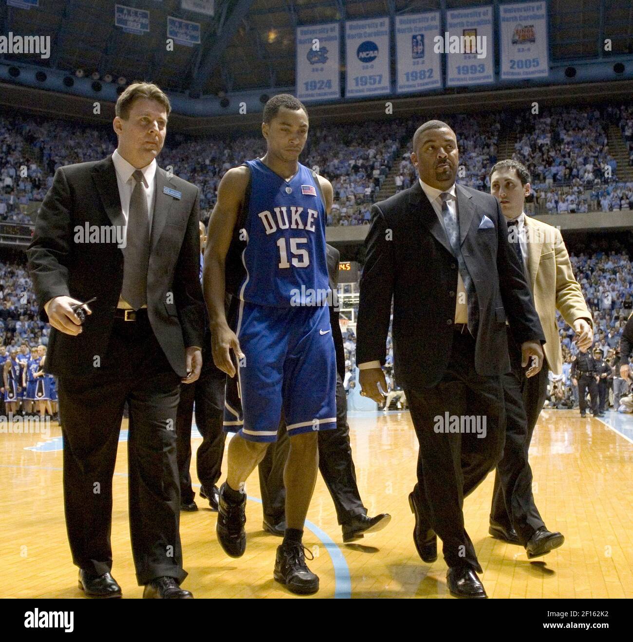 Gerald Henderson de Duke (15) quitte le terrain avec l'entraîneur assistant Johnny Dawkins après avoir été éjecté du jeu pour une faute intentionnelle sur Tyler Hansbrough de Caroline du Nord tard dans la deuxième moitié au Smith Center à Chapel Hill, Caroline du Nord, le dimanche 4 mars 2007. Les talons de Tar ont battu les Blue Devils 86-72. (Photo par Ted Richardson/Raleigh News & observer/MCT/Sipa USA) Banque D'Images