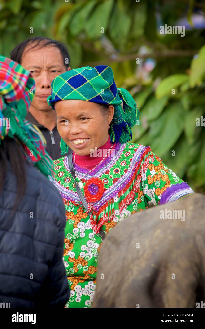 Femme vietnamienne souriante en tenue de style Fleur Hmong au marché de bac Ha, province Lao Cai, nord-est du Vietnam Banque D'Images
