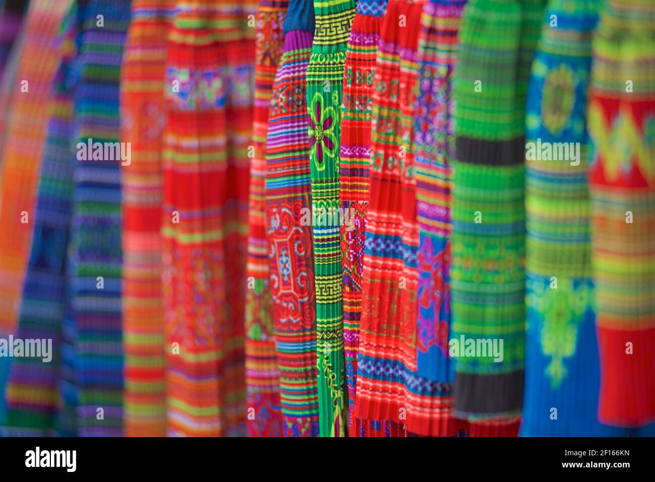Jupes en tissu Hmong en vente sur le marché de bac Ha, Vietnam. Traditionnellement, ils étaient naturellement teints et pleurés. Jupes similaires utilisées par les groupes Hmong en Thaïlande Banque D'Images