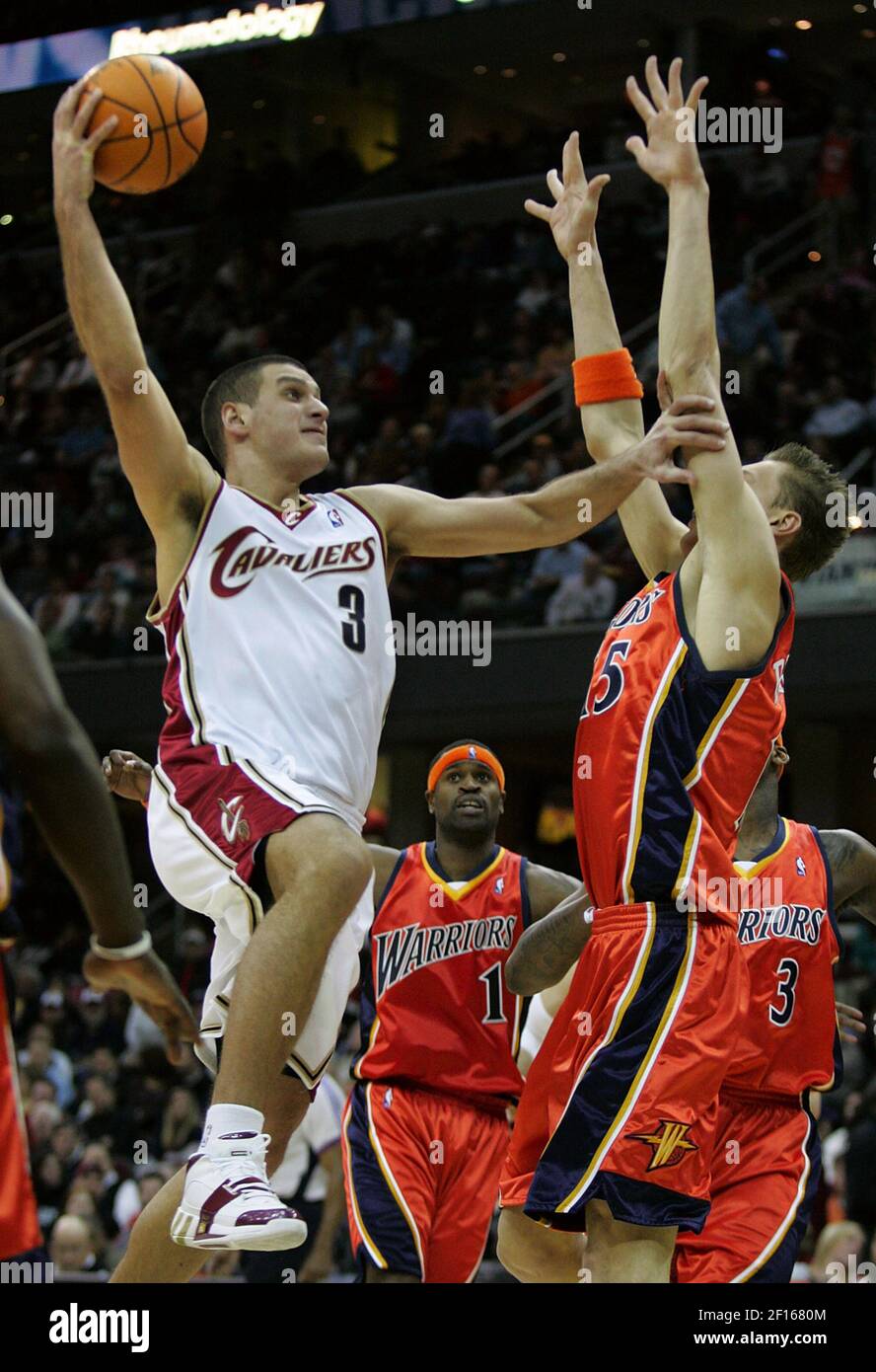 Sasha Pavlovic de Cleveland Cavaliers passe au-dessus d'Andris Biedrins des Golden State Warriors lors de la deuxième moitié de l'action au Quicken Loans Arena de Cleveland, Ohio, le mardi 30 janvier 2007. (Photo de Phil Maturzo/Akron Beacon Journal/MCT/Sipa USA) Banque D'Images
