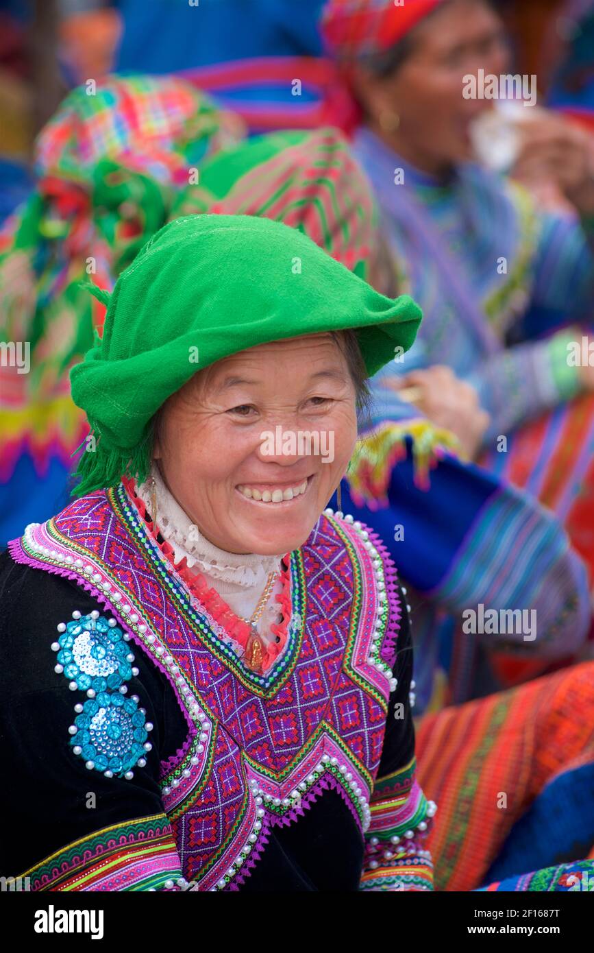 Femme vietnamienne souriante en tenue de style Fleur Hmong au marché de bac Ha, province Lao Cai, nord-est du Vietnam Banque D'Images