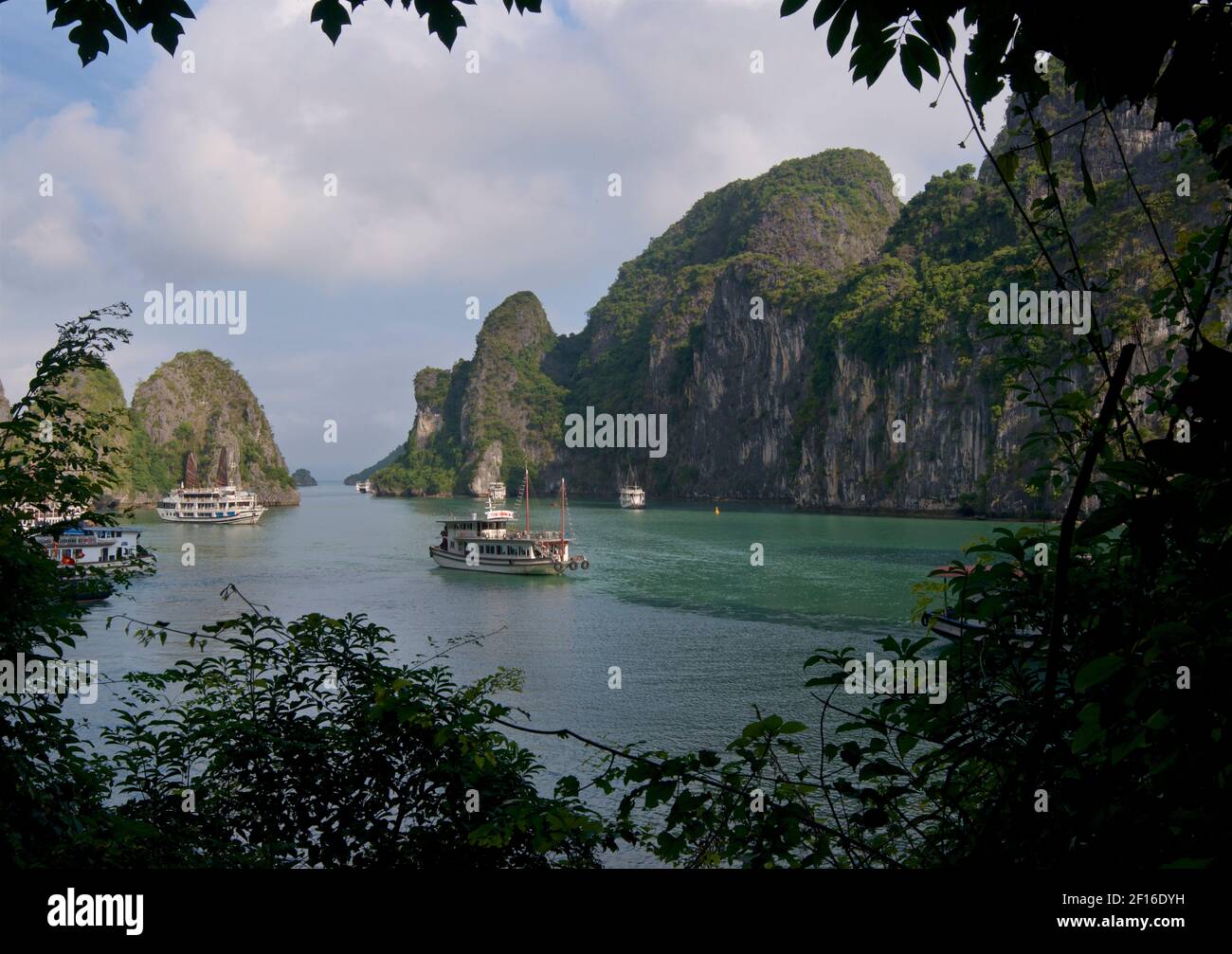 Bateaux à Halong Bay, Vietnam. La baie comporte des milliers de karstiques et d'îlots de calcaire de formes et de tailles diverses. Banque D'Images