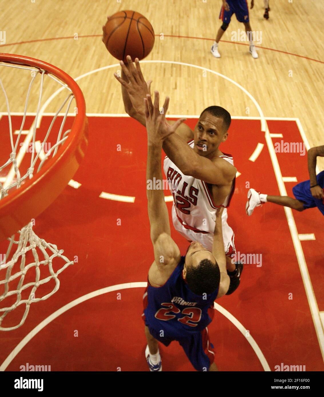 P.J. de Chicago Bulls Brown se dirige vers le panier contre le Prince Tayshaun de Detroit pistons lors de la première demi-action dans le jeu 6 des éliminatoires de la NBA le jeudi 17 mai 2007, au United Center de Chicago, Illinois. Les pistons ont vaincu les Bulls 95-85. (Photo de Nuccio DiNuzzo/Chicago Tribune/MCT/Sipa USA) Banque D'Images