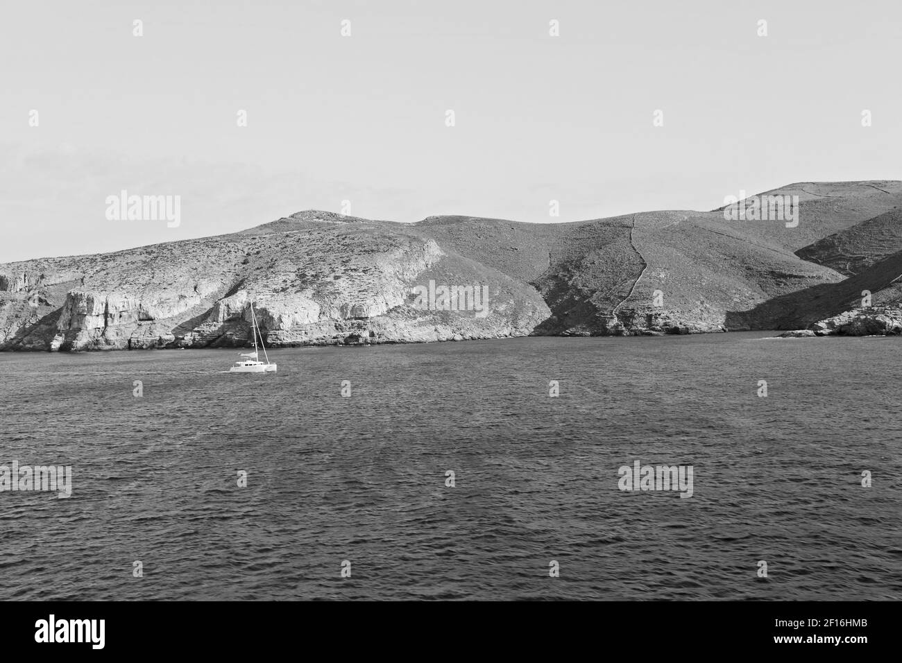 Voile près de la colline et des rochers sur la plage d'été à europe grèce île de santorin Banque D'Images