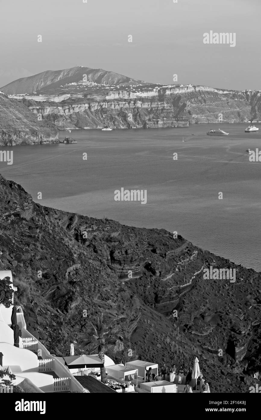 Colline et rochers sur la plage d'été en europe grèce île de santorin Banque D'Images