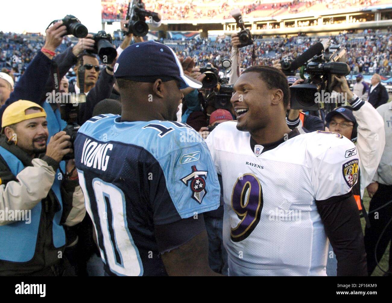 Le quarterback des Ravens de Baltimore Steve McNair (9) accueille le quarterback des Titans du Tennessee Vince Young (10) après le match au LP Field à Nashville, Tennessee, le dimanche 12 novembre 2006. Les Ravens ont vaincu les Titans 27-26. (Photo par Lloyd Fox/Baltimore Sun/MCT/Sipa USA) Banque D'Images