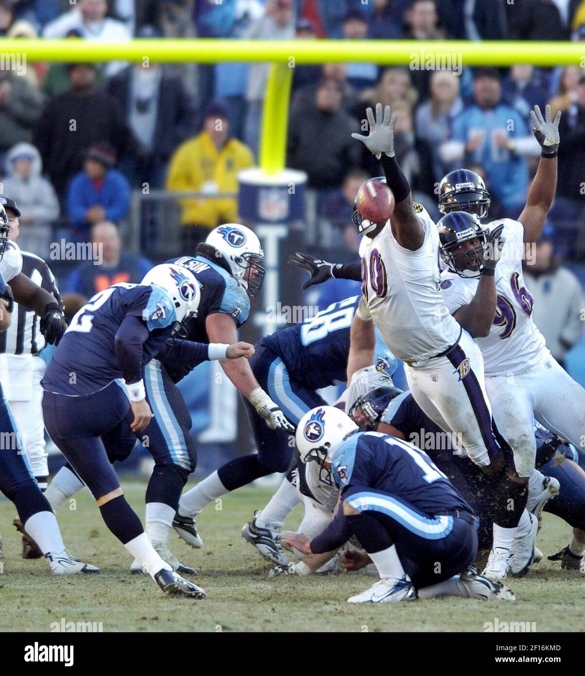 Baltimore Ravens défensive End Trevor Pryce (90) bloque une tentative de but de terrain par le lanceur Tennessee Titans Rob Bironas avec moins d'une minute dans le jeu. Les Ravens ont battu les Titans, 27-26, à LP Field à Nashville, Tennessee, le dimanche 12 novembre 2006. (Photo de John Makely/Baltimore Sun/MCT/Sipa USA) Banque D'Images