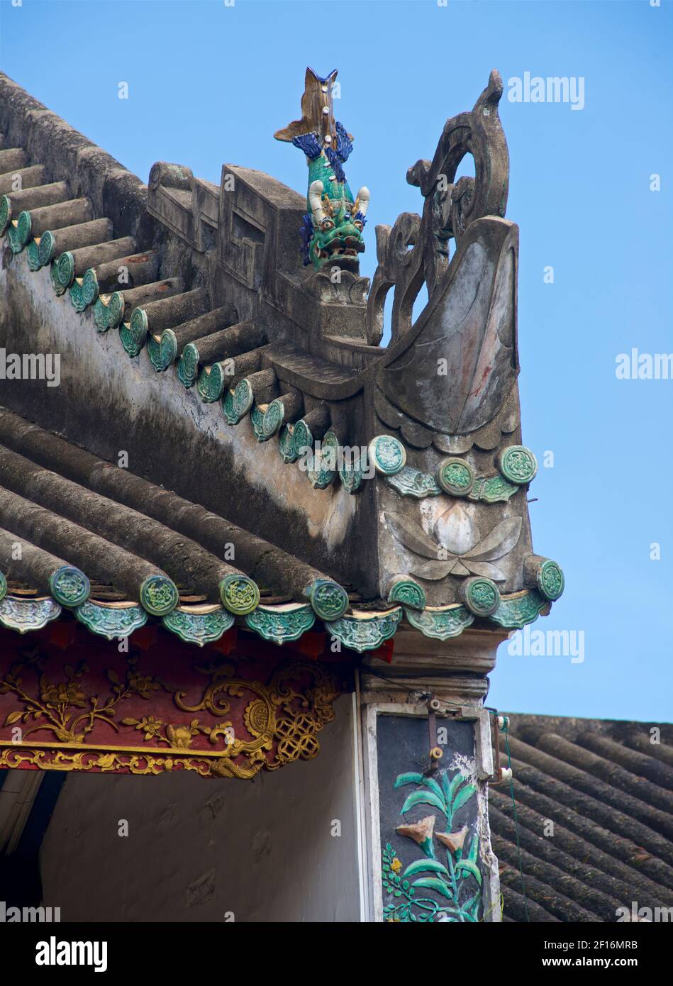 Détail de l'architecture de toit ornée. Hoi Quan Quảng Dong. La salle de réunion Hokien (Fujian), Phuc Kien. Hoi an, province de Quảng Nam, Vietnam Banque D'Images