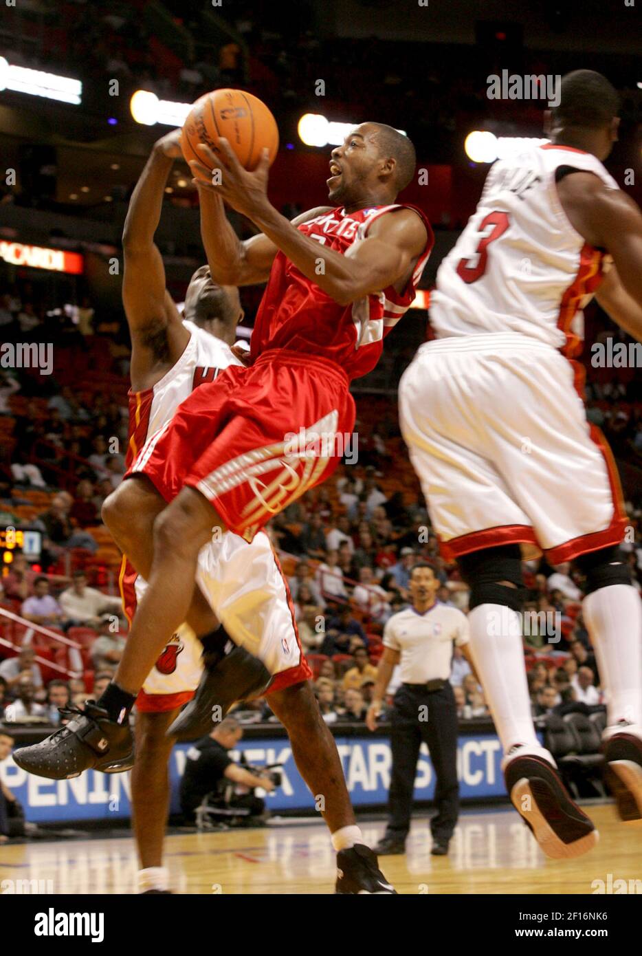 Le Rafer Alston de Houston Rockets se déplace entre les défenseurs de la chaleur de Miami Gary Payton (à gauche) et Dwyane Wade (à droite) lors du pré-saison de basketball de la NBA à l'American Airlines Arena de Miami, en Floride, le mercredi 25 octobre 2006. Les roquettes ont vaincu la chaleur 96-71. (Photo de Ronna Gradus/Miami Herald/MCT/Sipa USA) Banque D'Images
