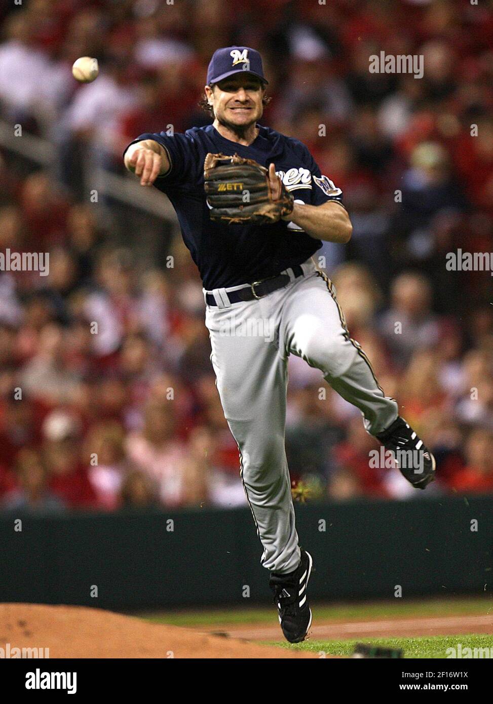 Le troisième basteur des Milwaukee Brewers, David Bell, se lance au premier pendant l'action contre les Cardinals de St. Louis. Les Cardinals ont battu les Brewer, 10-5, au stade Busch de St. Louis, Missouri, le vendredi 29 septembre 2006. (Photo de Chris Lee/St. Louis Post-Dispatch/MCT/Sipa USA) Banque D'Images