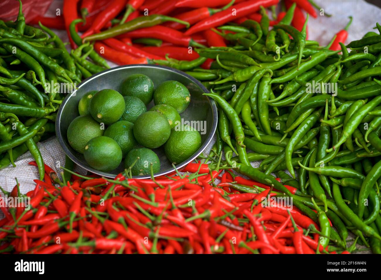 Citron vert et piment rouge et vert en vente sur le marché, Hoi an. Province de Quảng Nam, Vietnam Banque D'Images