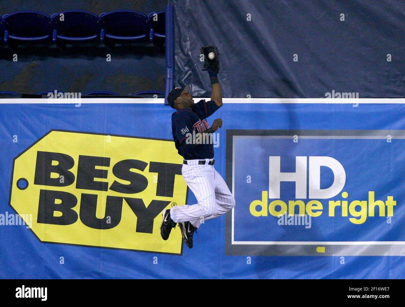 Le chasseur de Torwins du Minnesota fait une prise contre le mur lors du deuxième repas contre les Kansas City Royals au Metrodome à Minneapolis, Minnesota, le lundi 25 septembre 2006. Les Twins ont battu les Royals 8-1. (Photo de Jeff Wheeler/Minneapolis Star Tribune/MCT/Sipa USA) Banque D'Images