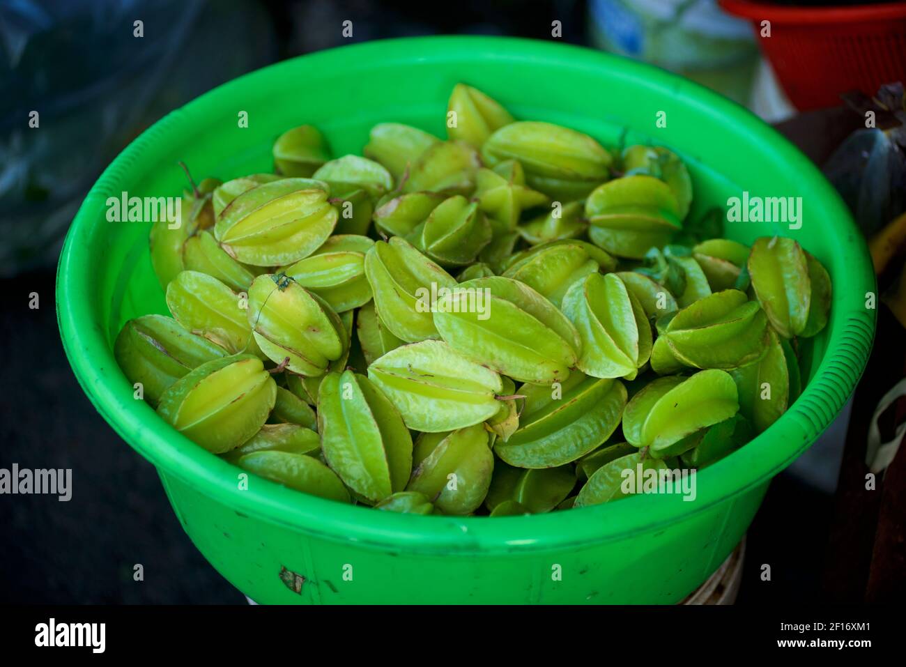 Fruits étoiles ou fruits de Carambola à vendre au marché de Hoi an, Vietnam. Le fruit d'Averrhoa carambola, une espèce d'arbre originaire de l'Asie tropicale du Sud-est. Banque D'Images