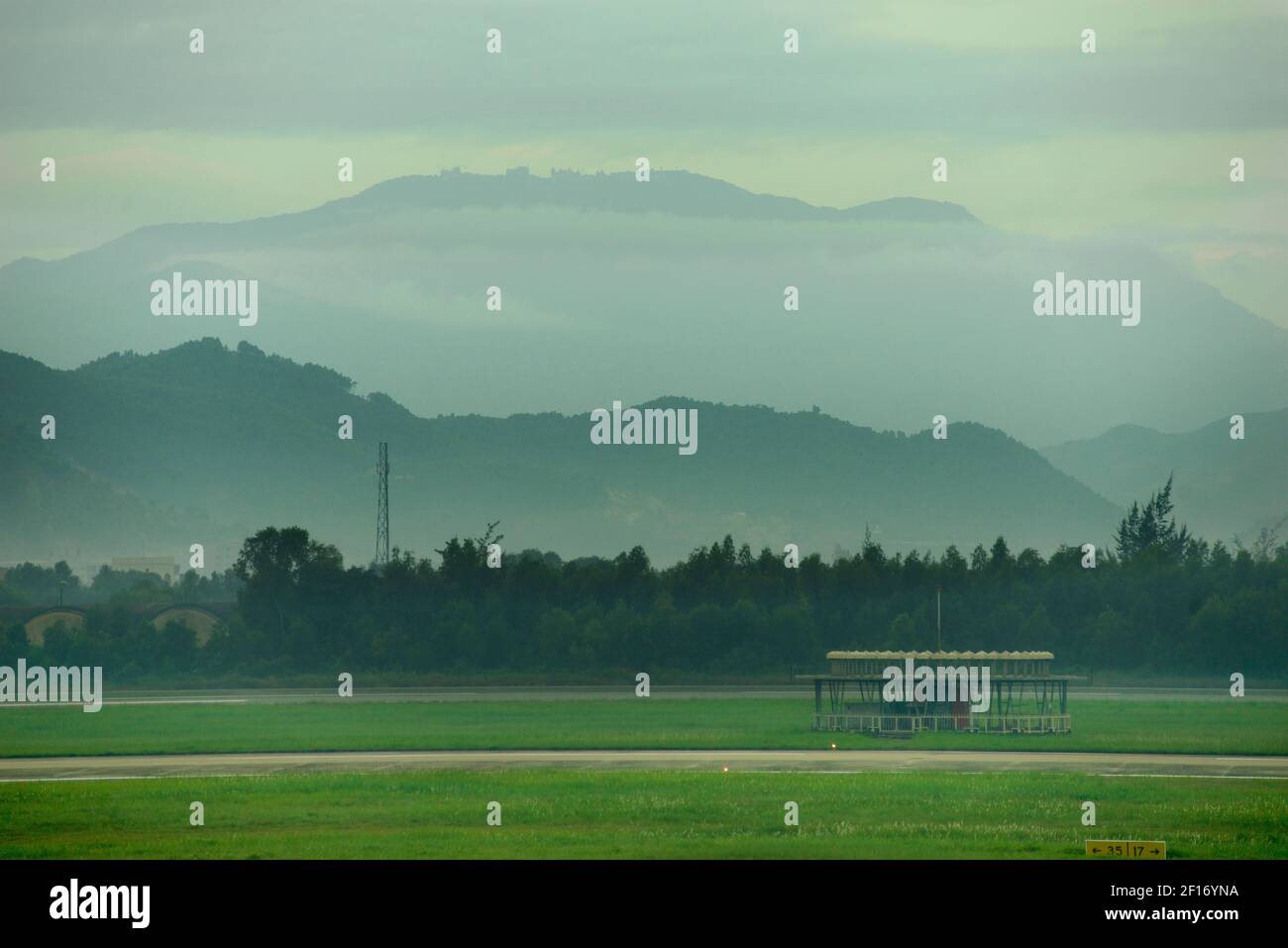 Aéroport de Da Nang, Vietnam. Vue de l'autre côté de la piste jusqu'aux collines de Da Nang. Banque D'Images
