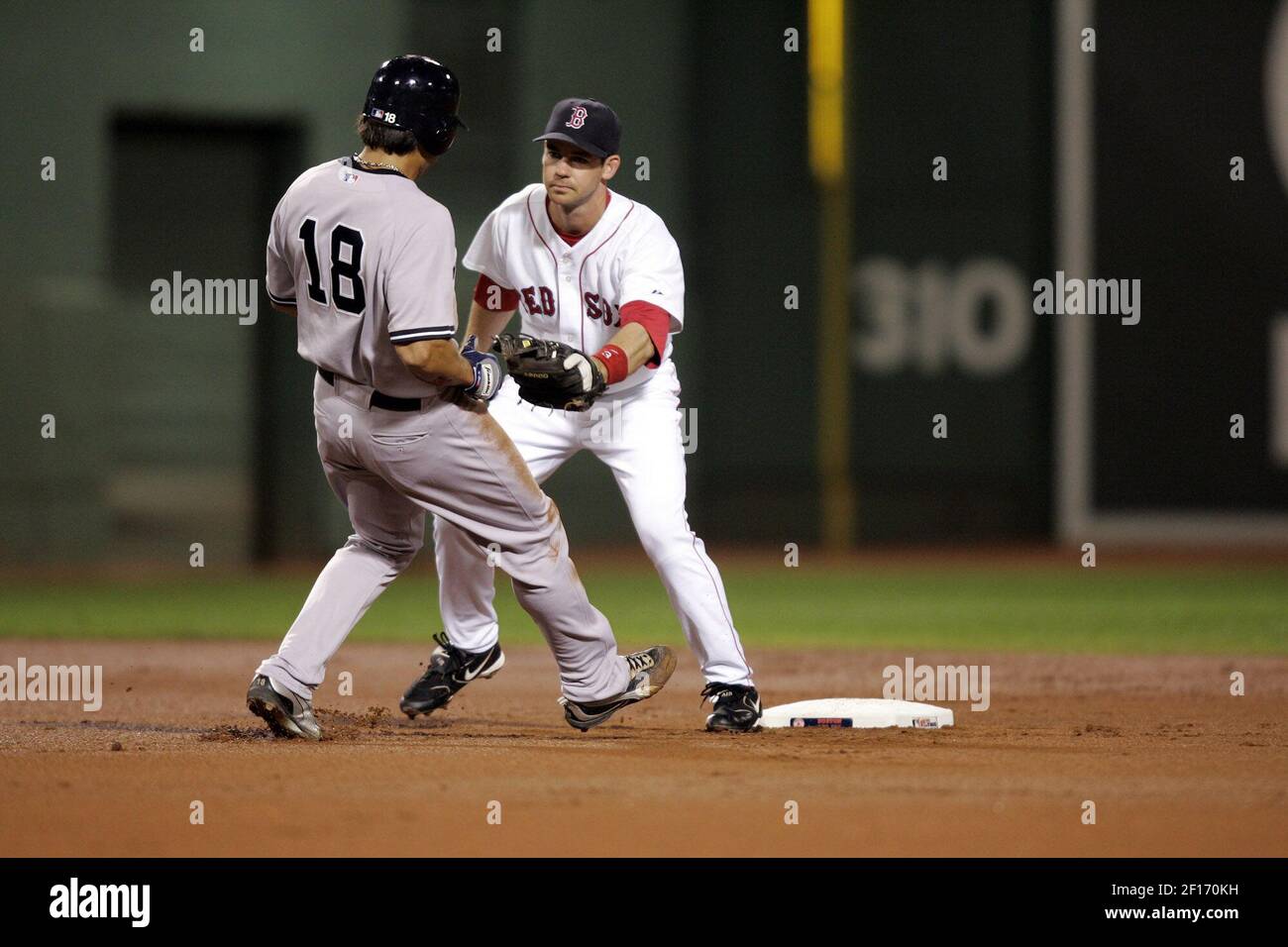 Johnny Damon de New York Yankees est sorti à la deuxième base dans le premier repas par Mark Loretta de Boston Red Sox lors du deuxième match d'un double en-tête à Fenway Park à Boston, Massachusetts, le vendredi 18 août 2006. (Photo de Paul J. Bereswill/Newsday/MCT/Sipa USA) Banque D'Images